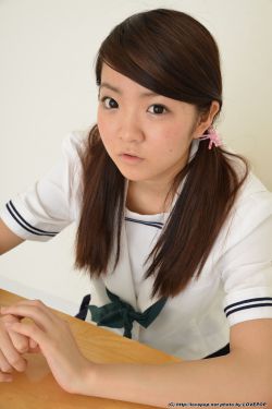 《她很漂亮》
